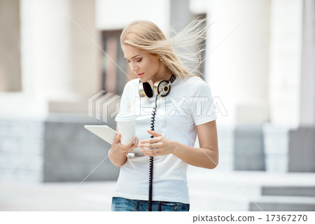 Girl and urban city. 17367270