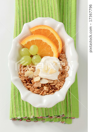 Breakfast cereal with fruit and quark 17367796
