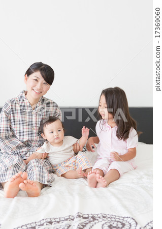 幼兒 起床 父母和小孩 17369060