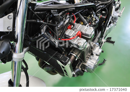 Maintenance of large motorcycle 17371040