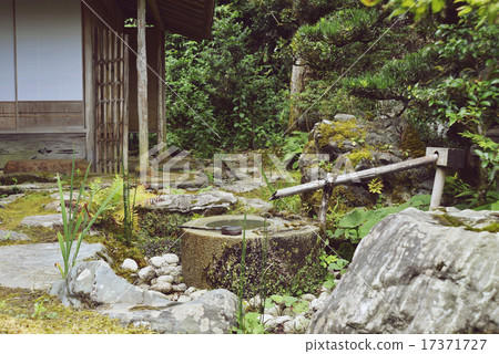 威脅獅子在日本庭院裡 17371727