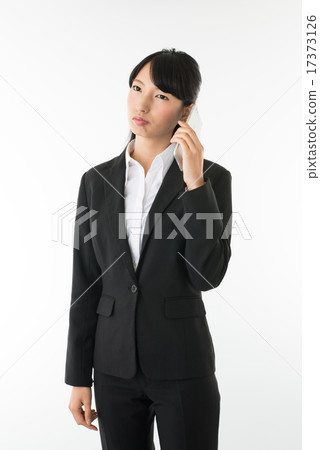女商人談話在手機 女商人談話在手機 17373126