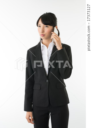 女商人談話在手機 女商人談話在手機 17373127