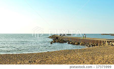 夏季的防波堤 17373999