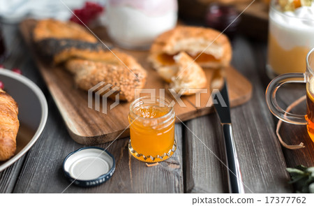croissant with jam 17377762
