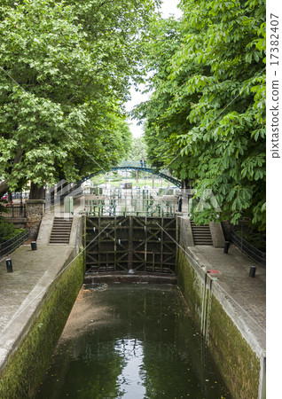 聖馬丁運河以綠色覆蓋 17382407