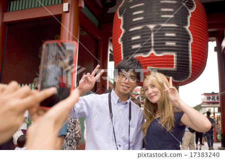 A couple exploring Asakusa 17383240