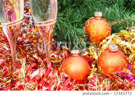 Two glasses with gold Xmas decorations and tree 8 17383772