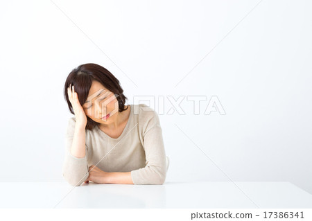 女性頭痛憂鬱抑鬱家庭主婦中年中年半女士女士女士的身體狀況發生故障 17386341