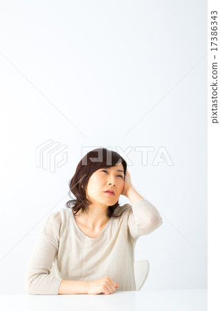 Female headache Melancholic depression Housewife middle-aged middle-aged semi-long lady women's clothing woman's physical condition malfunction 17386343