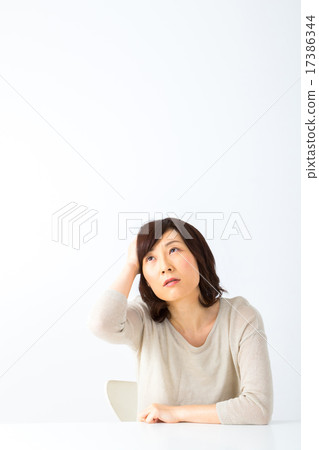 女性頭痛憂鬱抑鬱家庭主婦中年中年半女士女士女士的身體狀況發生故障 17386344