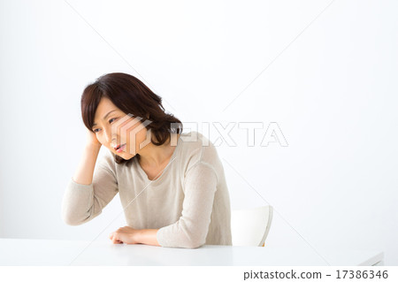 Female headache Melancholic depression Housewife middle-aged middle-aged semi-long lady women's clothing woman's physical condition malfunction 17386346