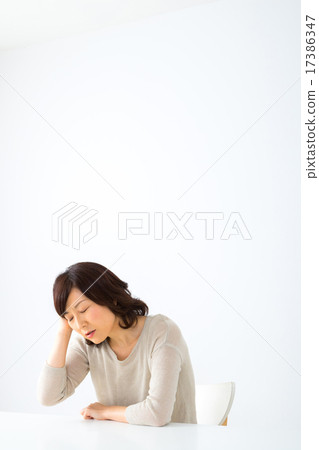 Female headache Melancholic depression Housewife middle-aged middle-aged semi-long lady women's clothing woman's physical condition malfunction 17386347