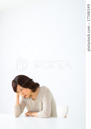 Female headache Melancholic depression Housewife middle-aged middle-aged semi-long lady women's clothing woman's physical condition malfunction 17386349