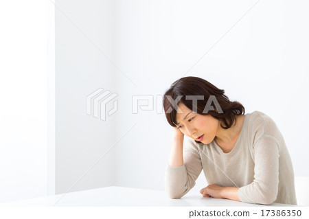 Female headache Melancholic depression Housewife middle-aged middle-aged semi-long lady women's clothing woman's physical condition malfunction 17386350