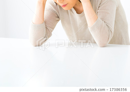 Female headache Melancholic depression Housewife middle-aged middle-aged semi-long lady women's clothing woman's physical condition malfunction 17386356