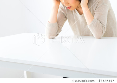 Female headache Melancholic depression Housewife middle-aged middle-aged semi-long lady women's clothing woman's physical condition malfunction 17386357