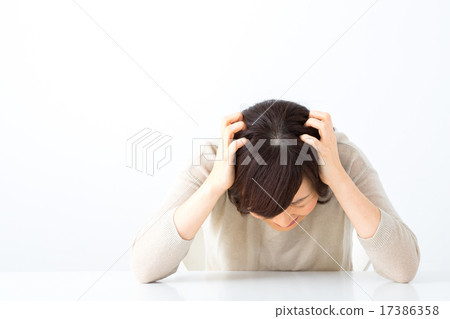 女性頭痛憂鬱抑鬱家庭主婦中年中年半女士女士女士的身體狀況發生故障 17386358