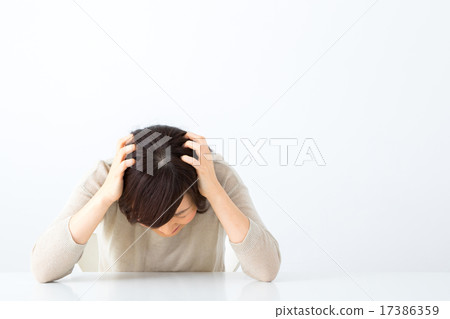 Female headache Melancholic depression Housewife middle-aged middle-aged semi-long lady women's clothing woman's physical condition malfunction 17386359