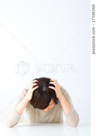 Female headache Melancholic depression Housewife middle-aged middle-aged semi-long lady women's clothing woman's physical condition malfunction 17386360