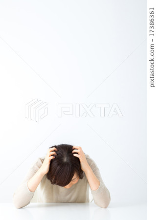 女性頭痛憂鬱抑鬱家庭主婦中年中年半女士女士女士的身體狀況發生故障 17386361