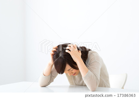 女性頭痛憂鬱抑鬱家庭主婦中年中年半女士女士女士的身體狀況發生故障 17386363