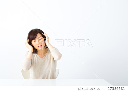 Female headache Melancholic depression Migraine Housewife Middle generation Middle age semi-long ladies regular wear Indoor physical condition 17386581