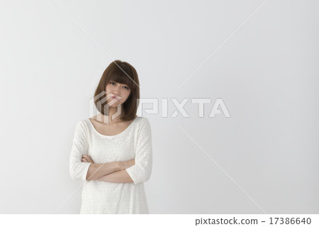 年輕的女士 17386640