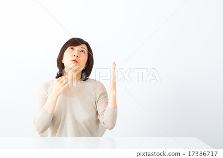 女性熱火呼吸汗水家庭主婦中世紀中年婦女的日常穿著婦女的身體狀況故障 17386717