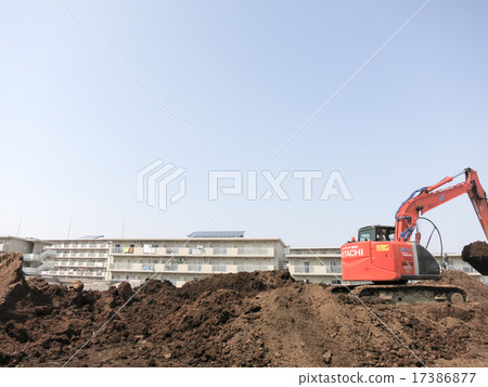 施工現場重型機械和多戶住宅 17386877