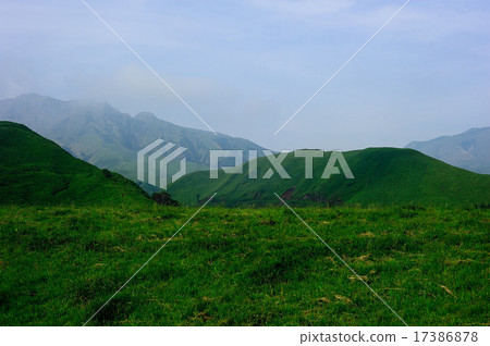 晨霧阿蘇森鎮峽谷 17386878