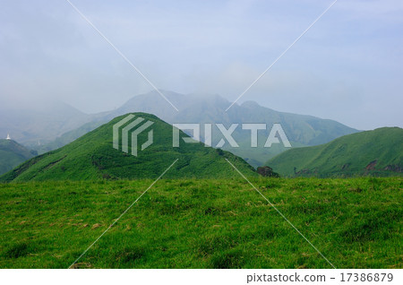 晨霧阿蘇森鎮峽谷 17386879