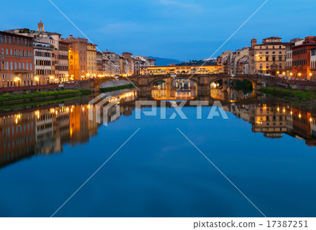Ponte Santa Trinita bridge over the Arno River, Florence Ponte Santa Trinita bridge over the Arno River, Florence 17387251