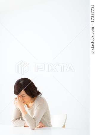 女性疲勞眼睛視疲勞內在主婦中年代中年半女性女性女性身體狀況不良 17387752