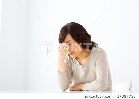 女性疲勞眼睛視疲勞內在主婦中年代中年半女性女性女性身體狀況不良 17387753