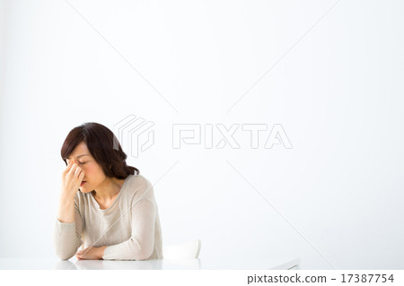 Women tired eyes Asthenopia intrinsic housewife middle generation Middle age semi-lady women Women's physical condition malfunction 17387754