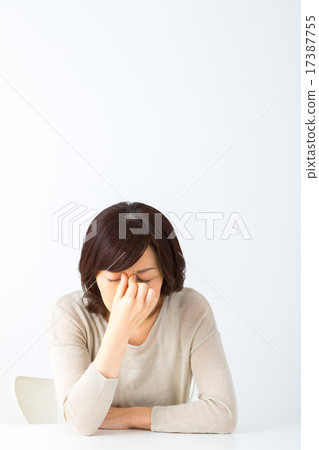 女性疲勞眼睛視疲勞內在主婦中年代中年半女性女性女性身體狀況不良 17387755