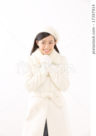 一件外套的一名年輕女子 17387914
