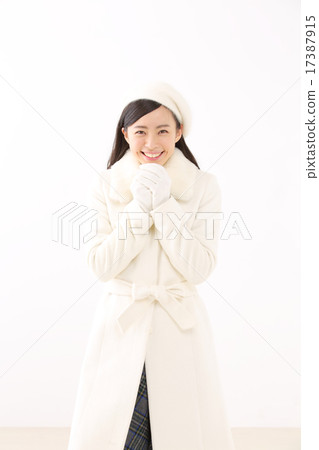 一件外套的一名年輕女子 17387915