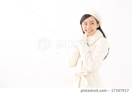 一件外套的一名年輕女子 17387917