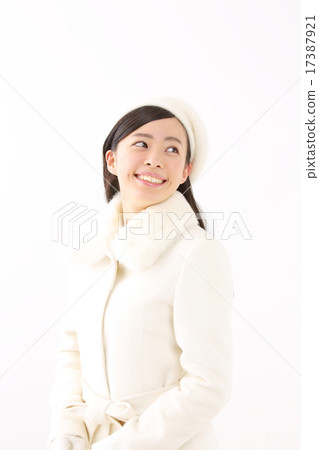 一件外套的一名年輕女子 17387921