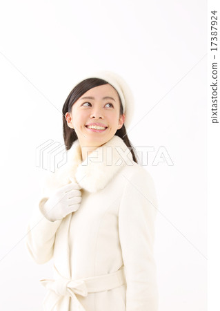 一件外套的一名年輕女子 17387924