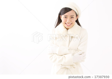 一件外套的一名年輕女子 17387930