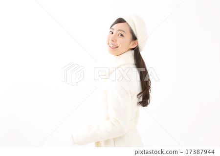 一件外套的一名年輕女子 17387944