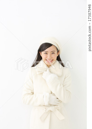 一件外套的一名年輕女子 17387946