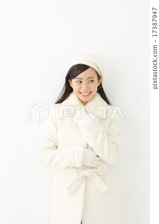 一件外套的一名年輕女子 17387947
