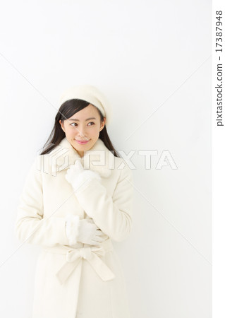 一件外套的一名年輕女子 17387948