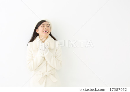 一件外套的一名年輕女子 17387952