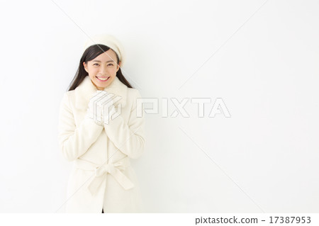 一件外套的一名年輕女子 17387953