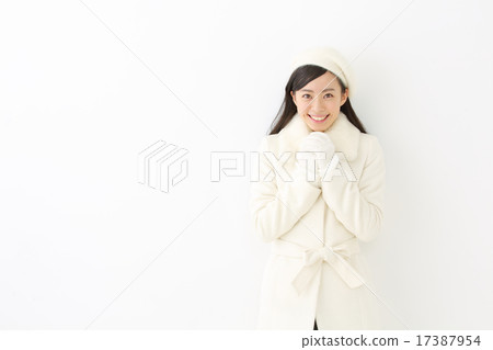 一件外套的一名年輕女子 17387954